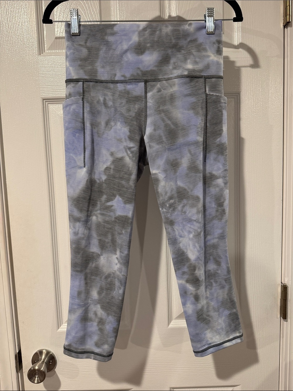 Athleta salutation stash pocket II capri size small